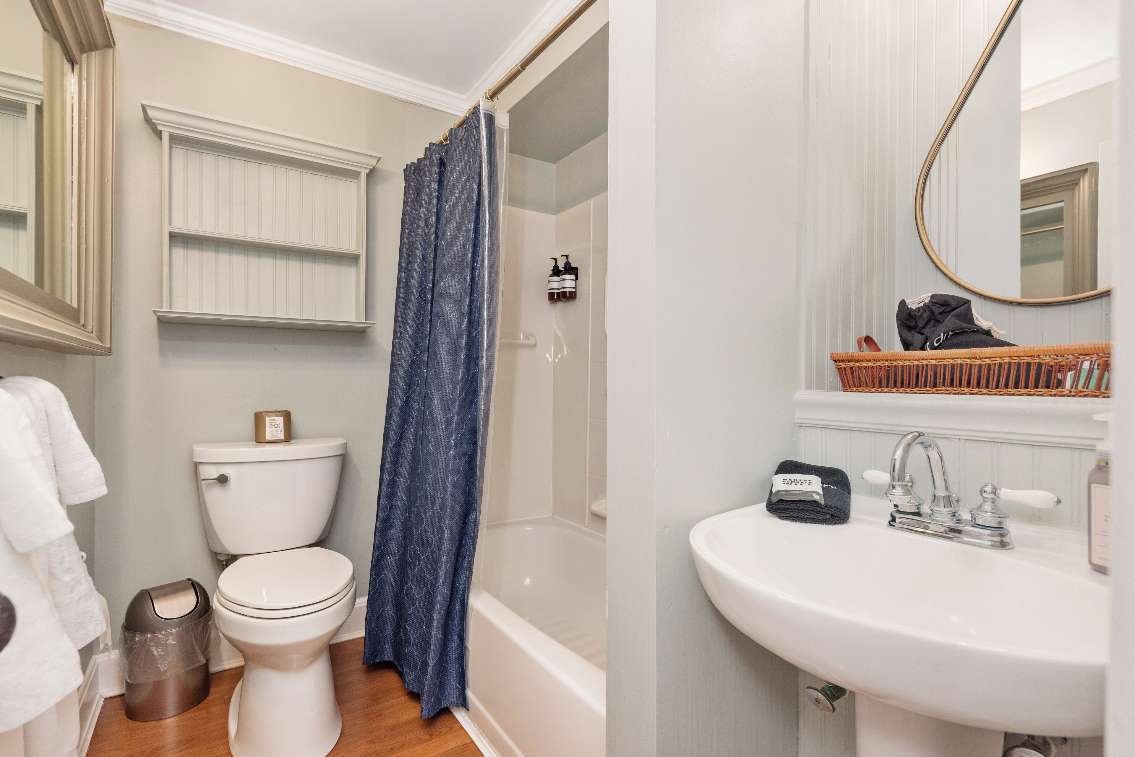 Une salle de bain avec des toilettes, une douche et un lavabo.