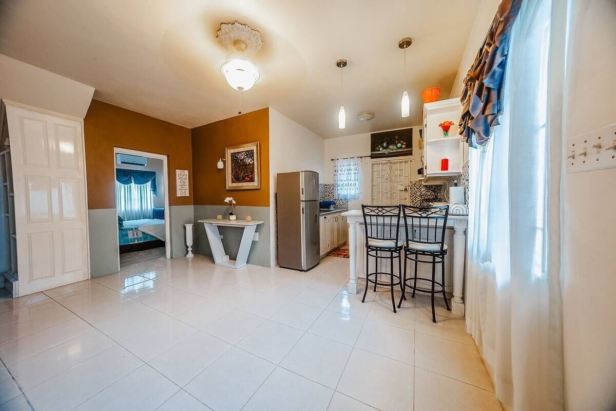 3 habitaciones, tabla de planchar con plancha, wifi y ropa de cama 