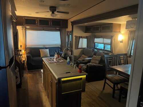 Cozy 2-bedroom RV in awesome Winchester with WiFi, AC