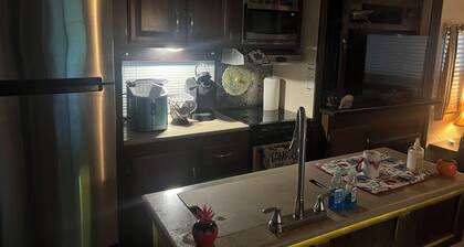 Cozy 2-bedroom RV in awesome Winchester with WiFi, AC