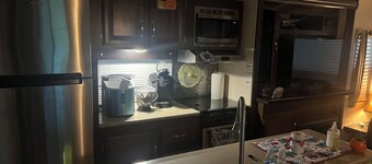 Cozy 2-bedroom RV in awesome Winchester with WiFi, AC