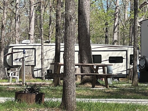 Cozy 2-bedroom RV in awesome Winchester with WiFi, AC
