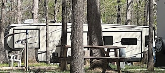 Cozy 2-bedroom RV in awesome Winchester with WiFi, AC