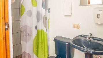 Tremannsrom – classic, privat bad, bakgårdsutsikt | Bad | Dusj, håndklær, såpe og sjampo