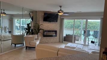Smart TV, fireplace