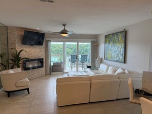 Smart TV, fireplace - Premier Lakefront 3BR condo in Osage Beach Elevator, boat slip & trailer parking (Osage Beach)
