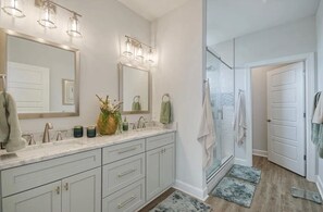 Douche, séchoir à cheveux, serviettes fournies, papier de toilette