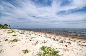 Sur la plage, chaise longue, serviettes de plage