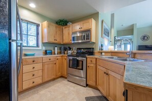 Fridge, microwave, oven, dishwasher - Breezy Creek Escape - Near Targhee! (Driggs)