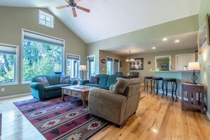 Smart TV, fireplace - Breezy Creek Escape - Near Targhee! (Driggs)