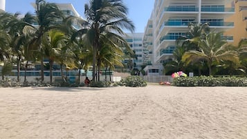 En la playa, arena negra