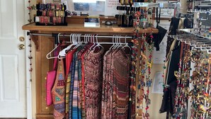A jewelry store with a variety of items on display, including necklaces and bracelets. - Bedford Motel  (Bedford)