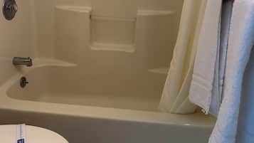 Basic Double Room | Bathroom