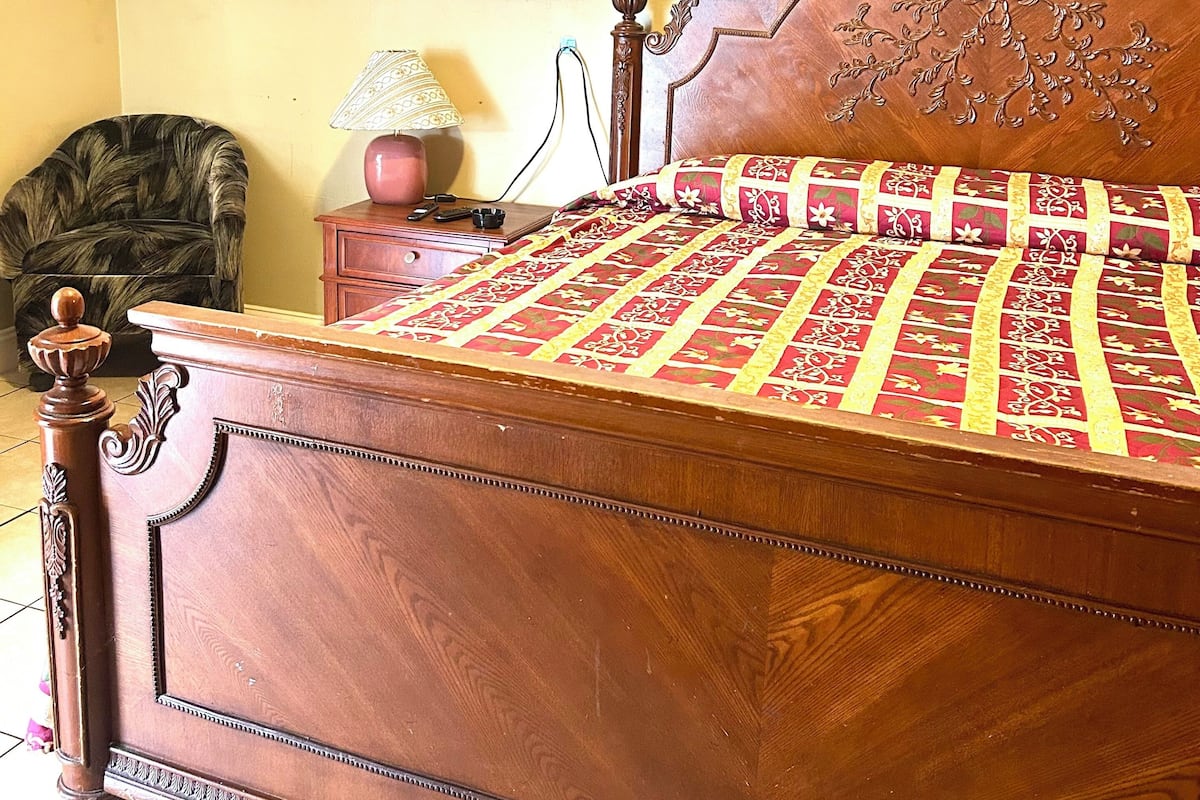 スタンダード シングルルーム キングベッド 1 台 喫煙可 | WiFi (無料)