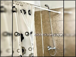Ducha, excusado o inodoro con bidet electrónico, toallas, jabón