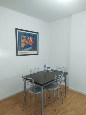 Traditional Apartment, Air conditioning, City View | Living area
