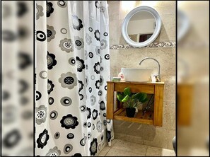 Lejlighed | Badeværelse | Bruser, et toilet med elektronisk bidet, håndklæder, Sæbe