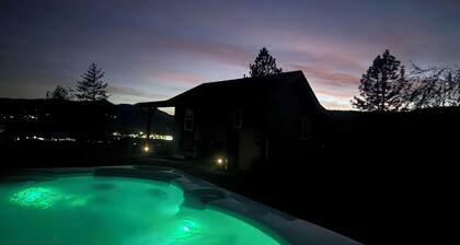 Rangeline Retreat w/Views of valley, private setting for stay or events.