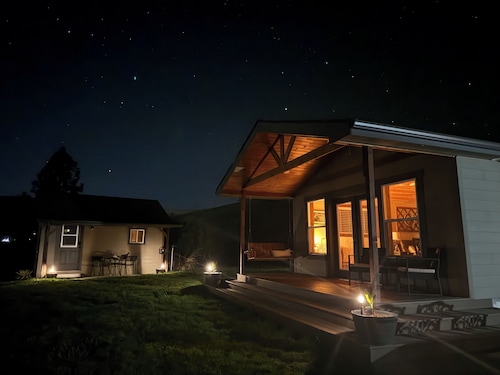 4BR Ranch Retreat w/Hot Tub & Senic Valley Views + Mini House Add-On