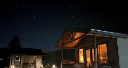 4BR Ranch Retreat w/Hot Tub & Senic Valley Views + Mini House Add-On