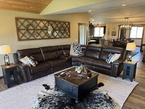 Smart-TV, Kamin, Bücher, Stereoanlage