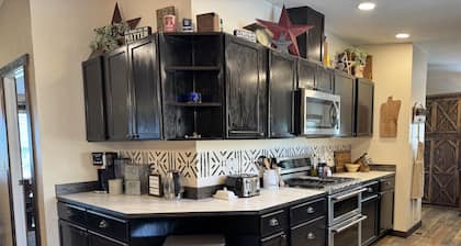 Rangeline Retreat w/Views of valley, private setting for stay or events.