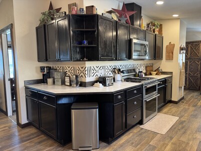 Rangeline Retreat w/Views of valley, private setting for stay or events.