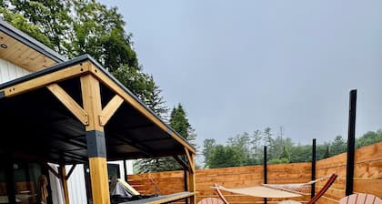 House in tranquil Tamworth NH with AC, Hot Tub, Riverfront access