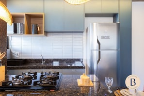 Appartement Confort | Cuisine privée | Réfrigérateur, micro-ondes, plaque de cuisson