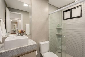 Classic Apartment | Bathroom | Shower, free toiletries, hair dryer, towels - Edf Tours du Porto - Centro (Ipojuca)