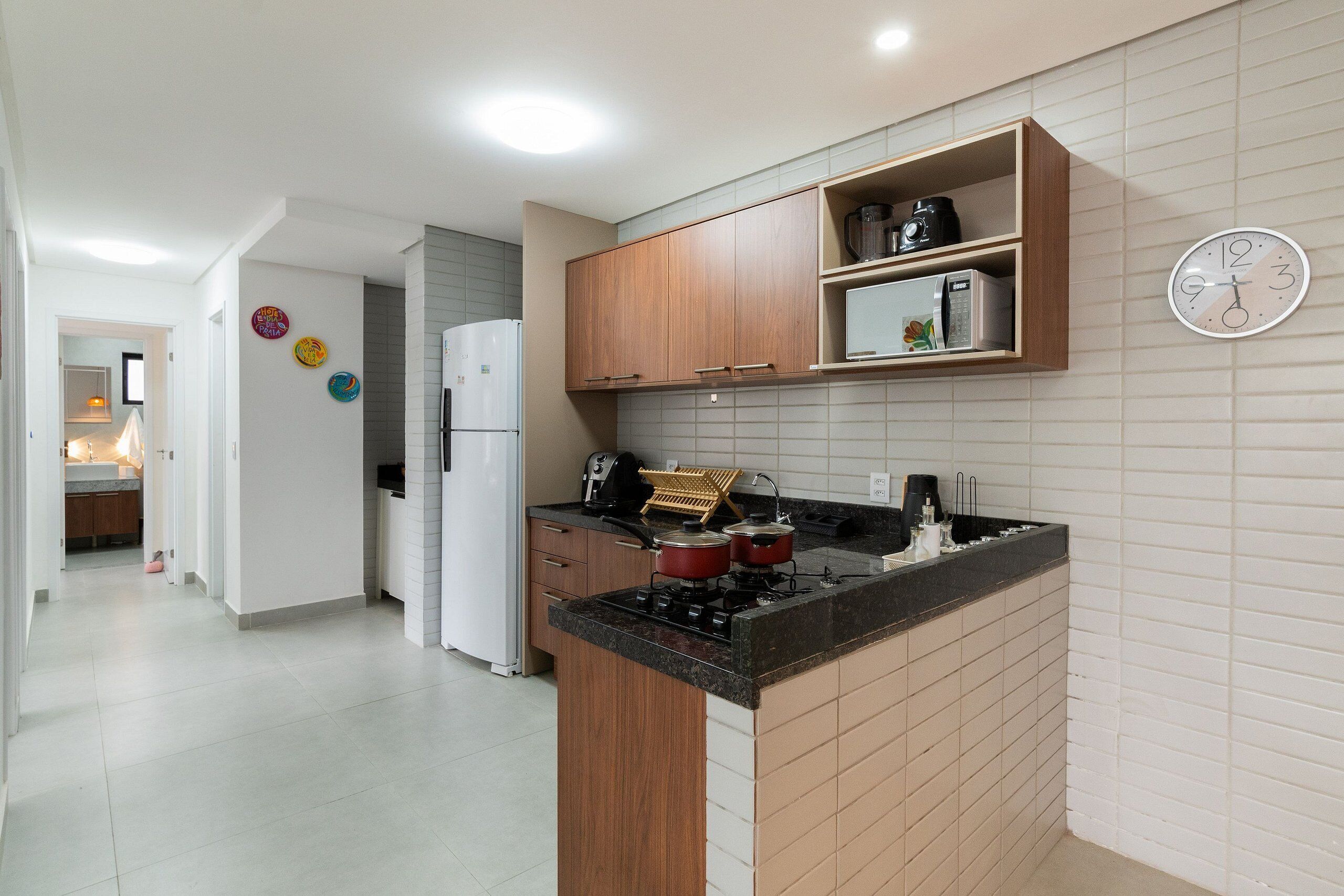 Apartamento premium | Cozinha privada | Geladeira, micro-ondas, cooktop, talheres/pratos/utensílios de cozinha