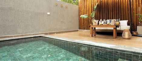 ดีลักซ์อพาร์ทเมนท์ | สระว่ายน้ำ | 2 สระว่ายน้ำกลางแจ้ง
