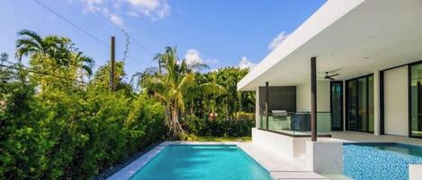 Een verwarmd zwembad