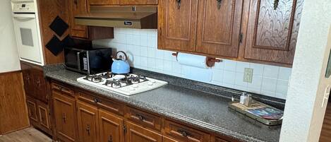 Kylskåp, mikrovågsugn, ugn och spishäll