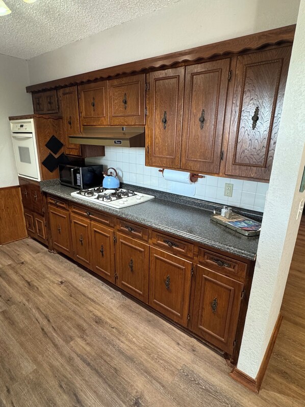 Geladeira, micro-ondas, fogão, cooktop