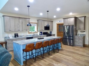 Geladeira, micro-ondas, fogão, cooktop