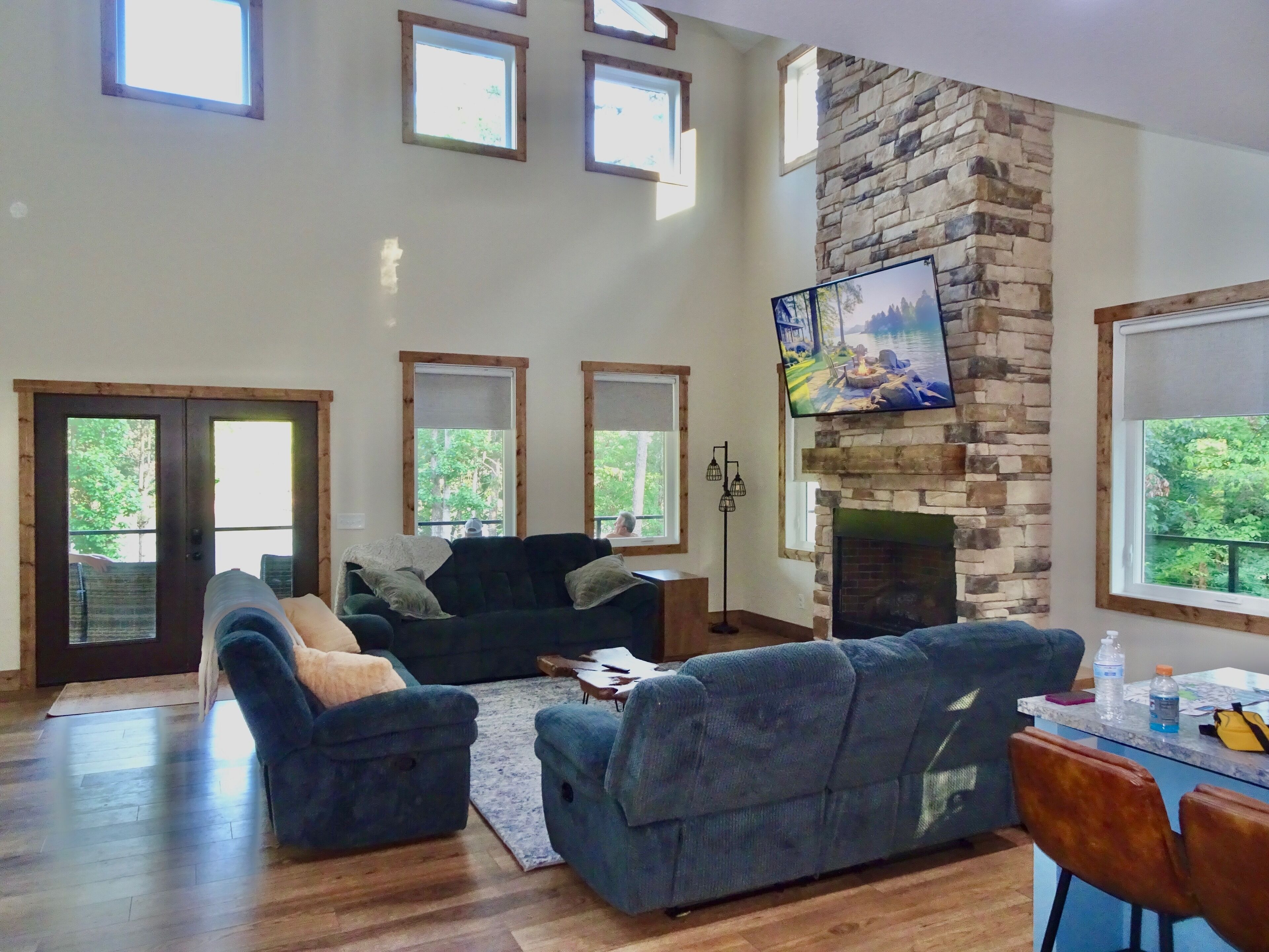 Smart TV, chimenea y tenis de mesa 