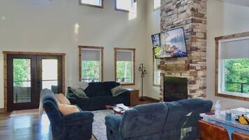 Una Smart TV, una chimenea, una mesa de tenis de mesa