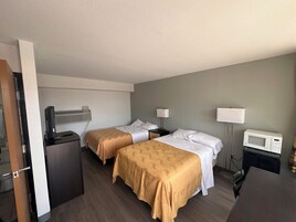 Escritorio, espacio para trabajar con laptop y cortinas blackout 