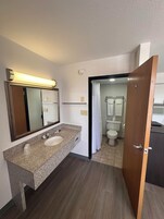 Bañera, toallas, jabón, shampoo