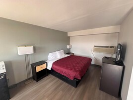 Escritorio, espacio para trabajar con laptop y cortinas blackout 