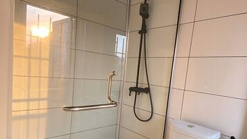 Dusche, Handtücher, Seife, Toilettenpapier