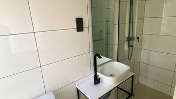 Suihku, pyyhkeet, saippua, vessapaperi