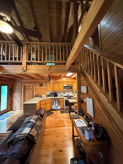 4-bedroom log cabin in charming Senoia with AC, WiFi. Enjoy a cozy retreat.