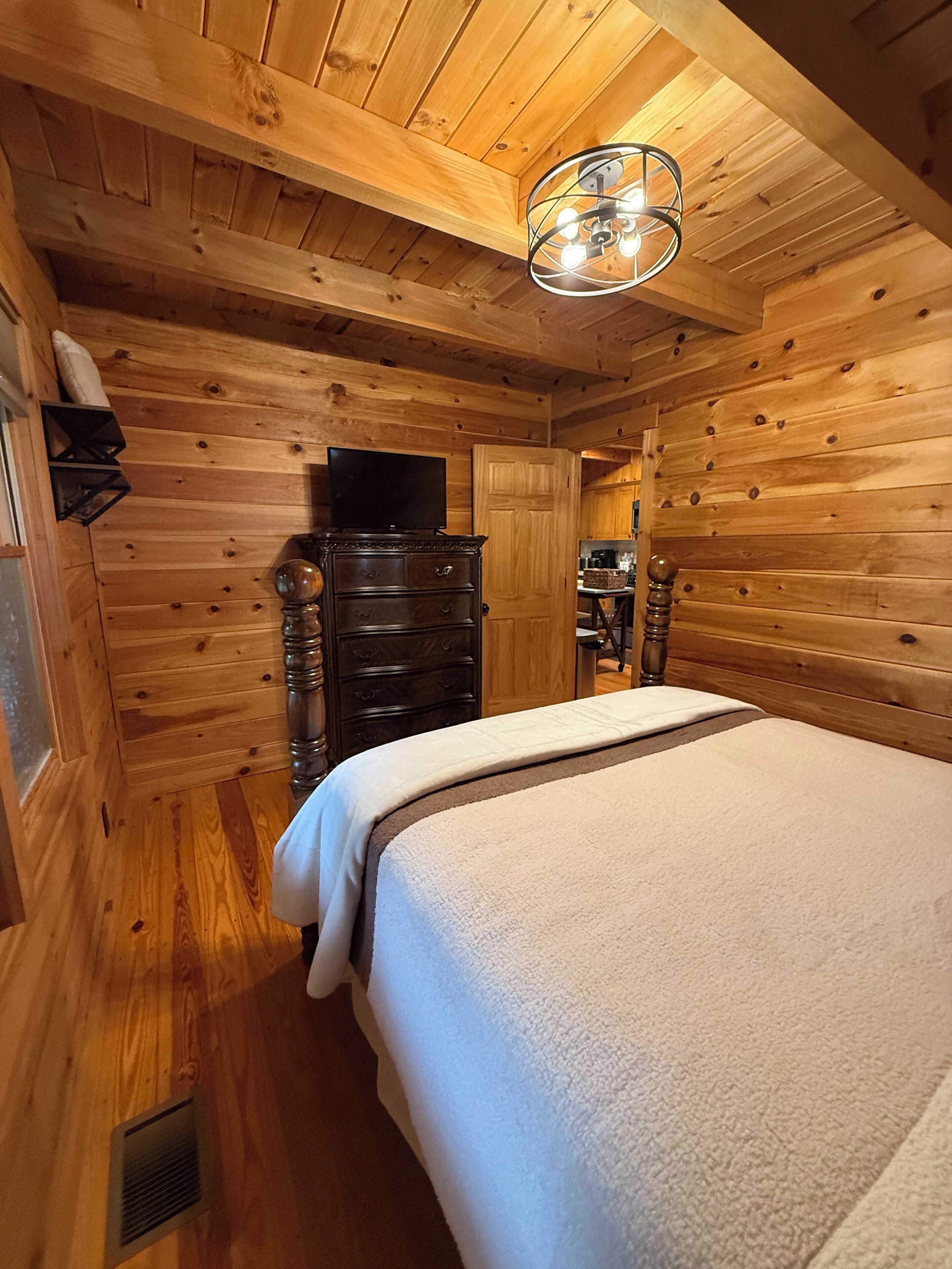 4 bedrooms, iron/ironing board, travel crib, free WiFi