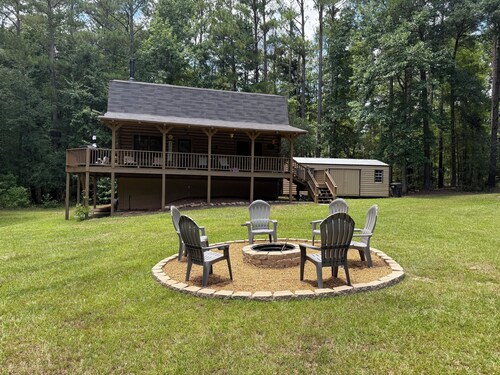 4-bedroom log cabin in charming Senoia with AC, WiFi. Enjoy a cozy retreat.