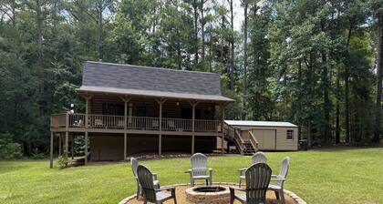 4-bedroom log cabin in charming Senoia with AC, WiFi. Enjoy a cozy retreat.