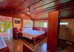 Escritorio y espacio para trabajar con laptop 