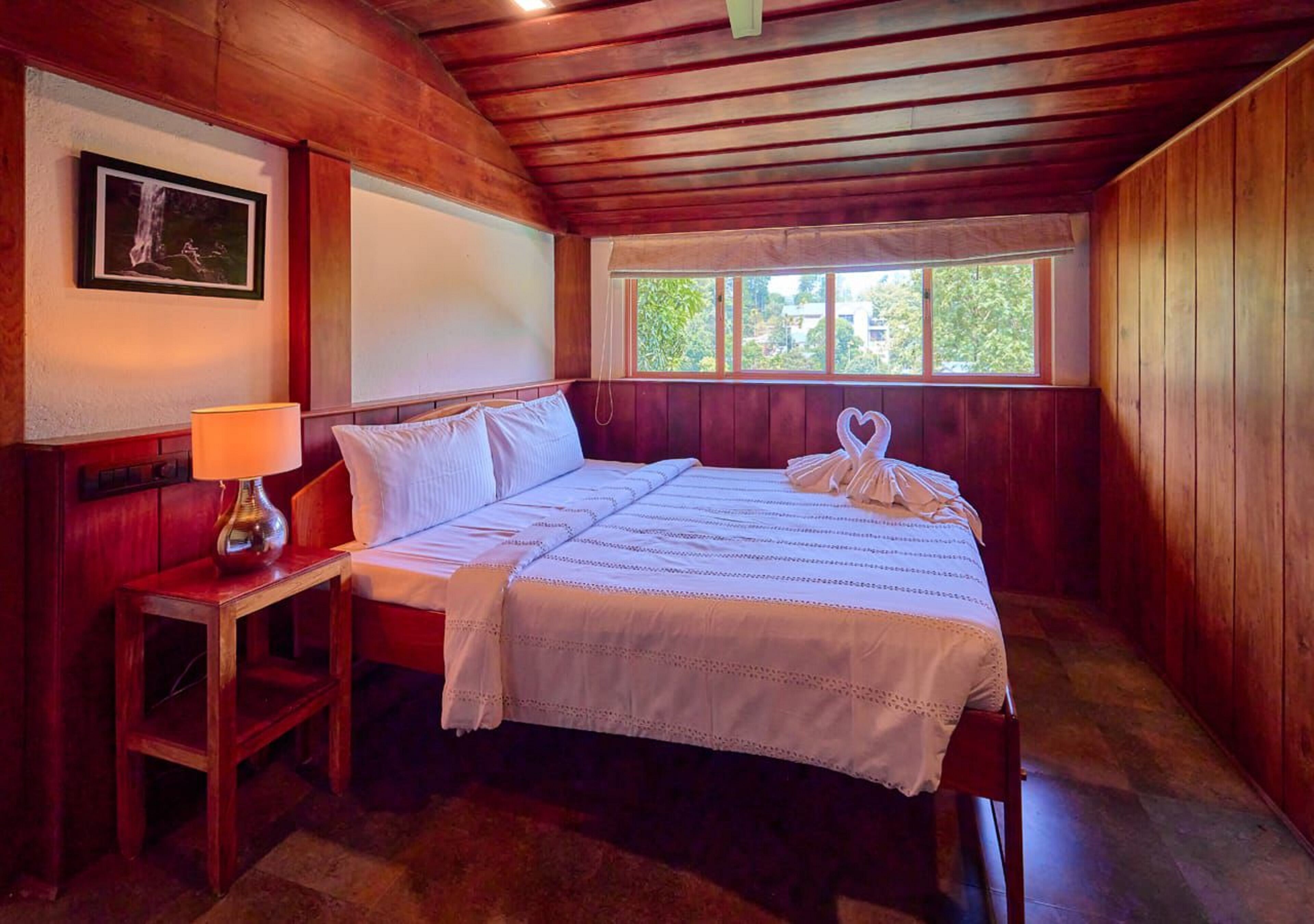 Escritorio y espacio para trabajar con laptop 