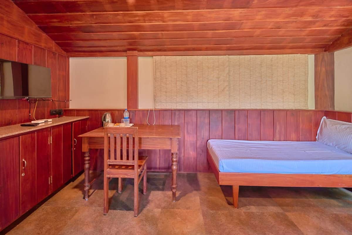 Deluxe Double Room, Garden View | Desk, laptop workspace, iron/ironing board (on request), WiFi (free)